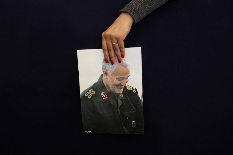 &copy; Reuters. Photo d'archives: Une femme iranienne tient une photo du général Qassem Souleimani, lors d'une cérémonie commémorant le troisième anniversaire de la mort du haut commandant militaire iranien lors d'une attaque américaine, à Téhéran, en Iran. /Ph