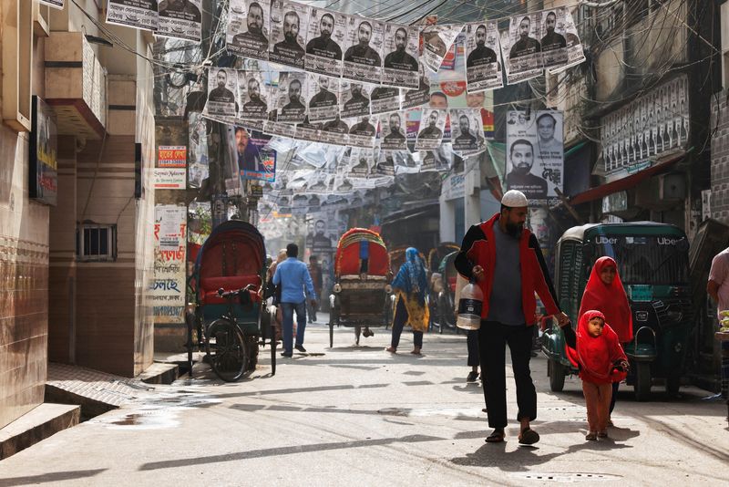 &copy; Reuters. FILE PHOTO: Commuters pass by as posters of an election candidate hang on the street ahead of the general election in Dhaka, Bangladesh, January 2, 2024. REUTERS/Mohammad Ponir Hossain/File Photo