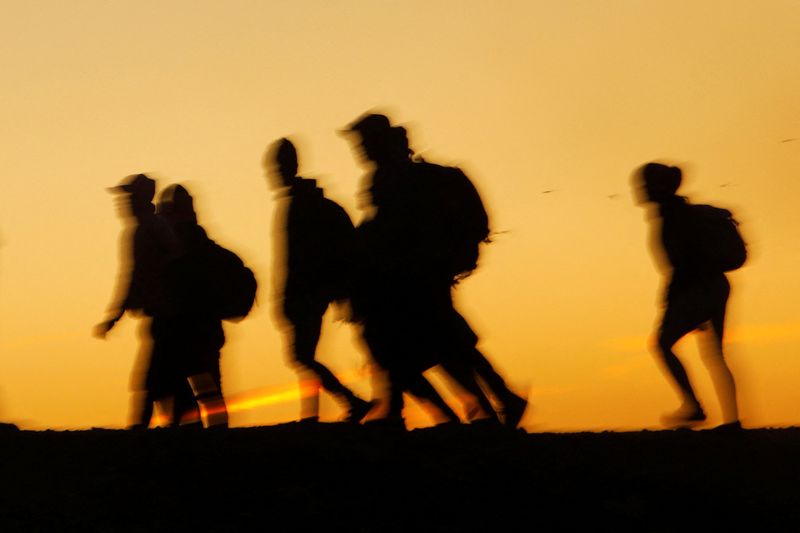 &copy; Reuters. FOTO DE ARCHIVO-Migrantes caminan cerca del río Bravo antes de cruzar a Estados Unidos con la intención de entregarse a los agentes de la Patrulla Fronteriza estadounidense para solicitar asilo, durante un día de bajas temperaturas, visto desde Ciudad 