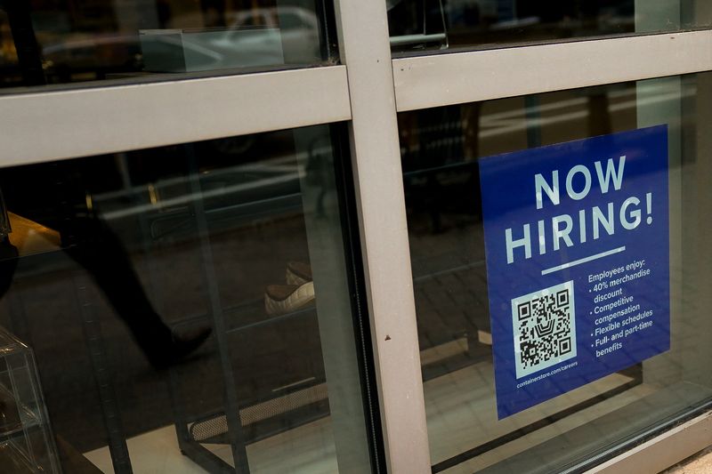 &copy; Reuters. Photo d'archives d'une affiche sur laquelle il est écrit "On embauche" visible dans la vitrine d'une entreprise aux Etats-Unis. /Photo prise le 7 avril 2023 à Arlington, Etats-Unis/REUTERS/Elizabeth Frantz