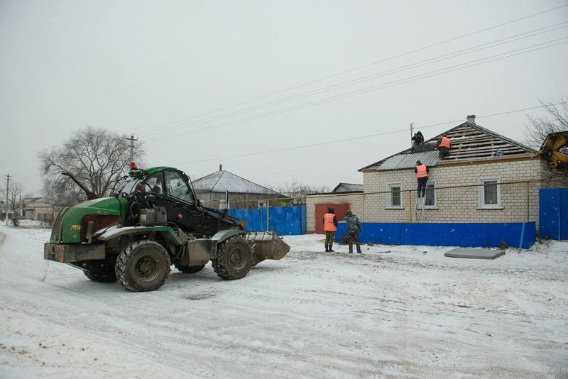 &copy; Reuters. Photo des ouvriers qui réparent le toit d'une maison endommagée du village de Petropavlovka, accidentellement bombardé par un avion militaire russe dans l'ouest de la Russie. /Photo prise le 3 janvier 2024 à Voronej, Russie/REUTERS/Telegram channel of