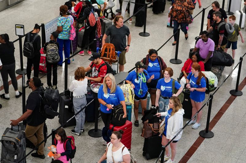 &copy; Reuters. FILE PHOTO: Passengers line up to check bags before their flights at Hartsfield-Jackson Atlanta International Airport in Atlanta, Georgia, U.S. June 28, 2022. REUTERS/Elijah Nouvelage/File Photo