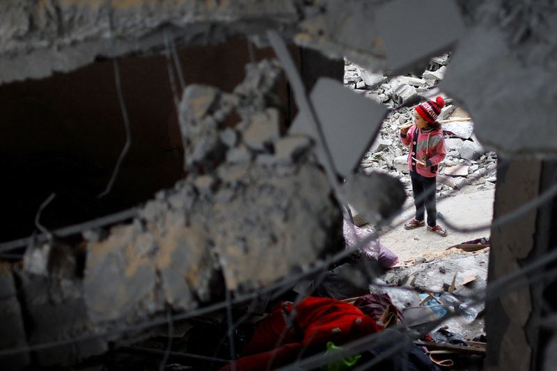 © Reuters. Una niña palestina inspecciona una casa dañada en un ataque israelí, en medio del actual conflicto entre Israel y el grupo islamista palestino Hamás, en Rafah, en el sur de la Franja de Gaza. 3 de enero de 2024. REUTERS/Ibraheem Abu Mustafa 