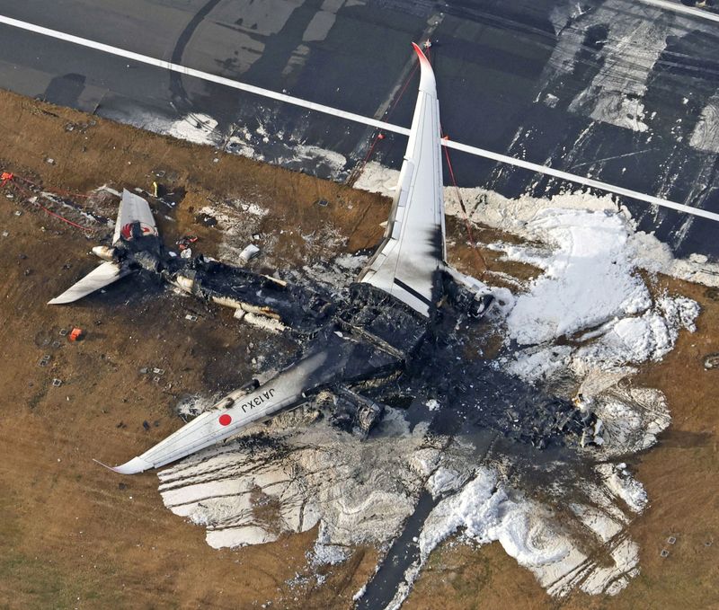 &copy; Reuters. An aerial view shows burnt Japan Airlines' (JAL) Airbus A350 plane after a collision with a Japan Coast Guard aircraft at Haneda International Airport in Tokyo, Japan January 3, 2024, in this photo taken by Kyodo. Mandatory credit Kyodo/via REUTERS 