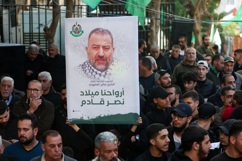 &copy; Reuters. Una persona sostiene una pancarta con la foto del difunto líder adjunto de Hamás Saleh al-Arouri durante el funeral de Ahmad Hammoud, que murió junto con al-Arouri en lo que, según fuentes de seguridad, fue un ataque israelí con drones en Beirut el m