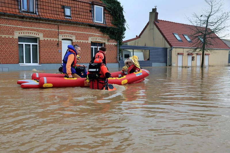 &copy; Reuters. عضاء فريق الإنقاذ التابع للأمن المدني الفرنسي بإجلاء السكان المحليين بالقوارب عقب فيضانات في بلدة أركيس في إقليم با دي كاليه بفرنسا يوم الأ