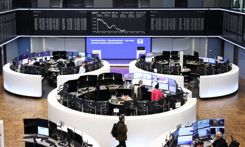 &copy; Reuters. شاشة إلكترونية تعرض بيانات مؤشر داكس الألماني في بورصة فرانكفورت يوم الأربعاء. تصوير: رويترز.