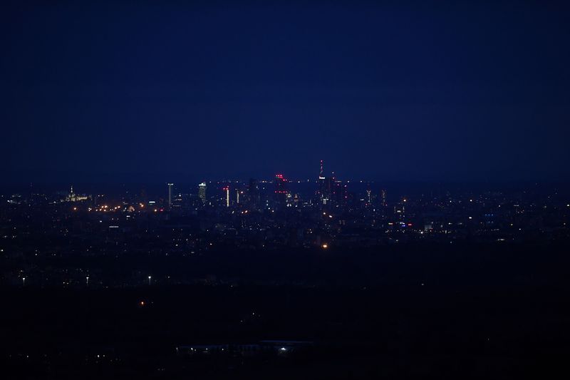 &copy; Reuters. Lo skyline di Milano visto da Montevecchia dopo il tramonto in seguito alla riduzione dell'inquinamento causata dalla serrata in tutto il Paese per combattere la malattia del coronavirus (COVID-19) in Italia, 2 maggio 2020. REUTERS/Daniele Mascolo/File Ph