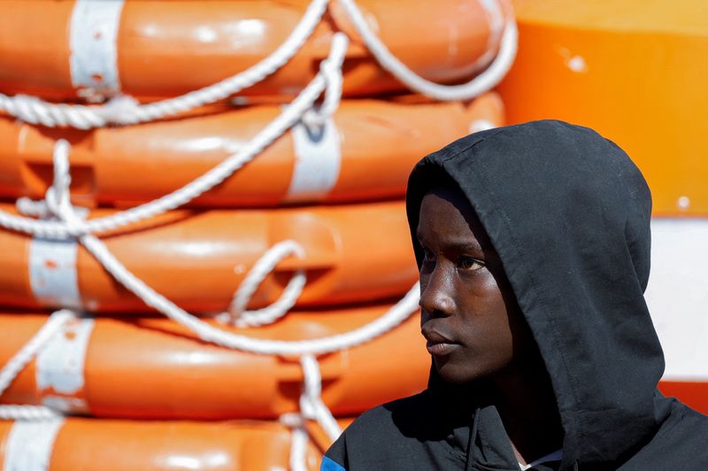 &copy; Reuters. FOTO DE ARCHIVO-Un migrante espera para desembarcar de un buque de la guardia costera española en el puerto de Arguineguín, en la isla de Gran Canaria, España. 30 de diciembre de 2023. REUTERS/Borja Suárez