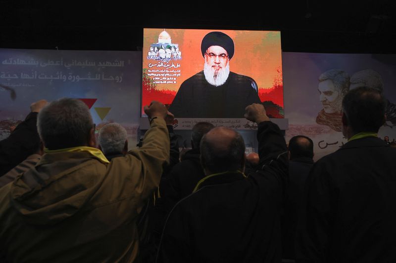 © Reuters. Lebanon's Hezbollah leader Sayyed Hassan Nasrallah addresses his supporters through a screen during a ceremony to mark the fourth anniversary of the killing of senior Iranian military commander General Qassem Soleimani in a U.S. attack, in Beirut's southern suburbs, Lebanon January 3, 2024. REUTERS/Mohamed Azakir