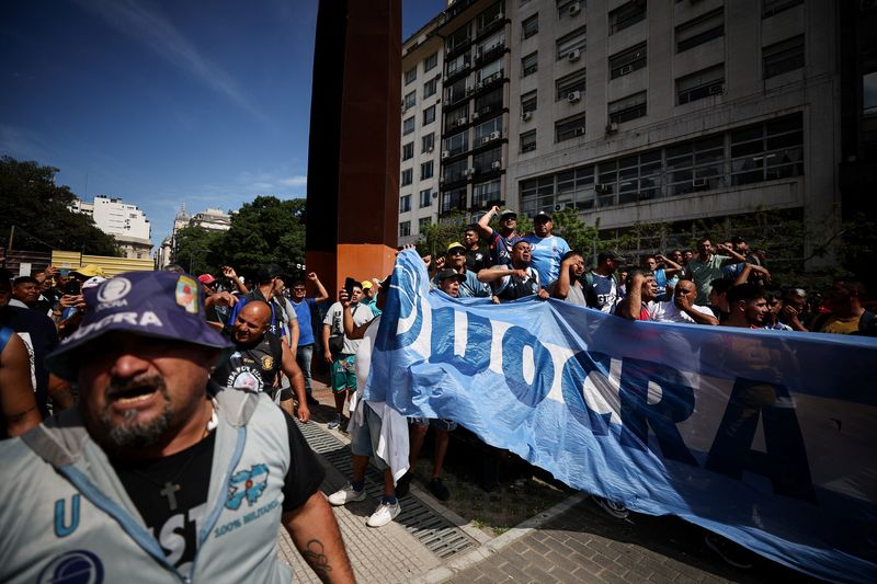 © Reuters. Manifestantes protestam contra a política econômica anunciada pelo presidente argentino Javier Milei em Buenos Aires
27/12/2023
REUTERS/Agustin Marcarian