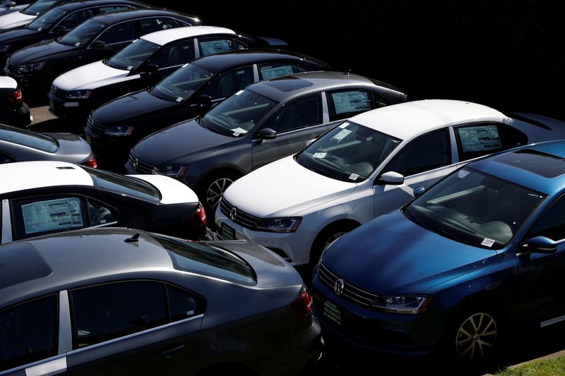 © Reuters. Automóveis à venda são vistos na Serramonte Volkswagen em Colma, Califórnia
03/10/2017
REUTERS/Stephen Lam