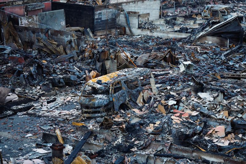© Reuters. Debris accumulates along Asaichi-dori street, which burned down due to a fire following an earthquake, in Wajima, Japan, January 4, 2024. REUTERS/Kim Kyung-Hoon