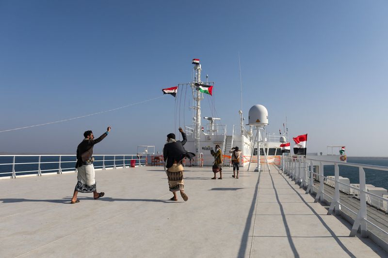 © Reuters. أشخاص يرقصون على متن السفينة التجارية جالاكسي ليدر التي احتجزها الحوثيون قبالة ساحل الصليف باليمن يوم الخامس من ديسمبر كانون الأول 2023. تصوير: خالد عبد الله - رويترز.