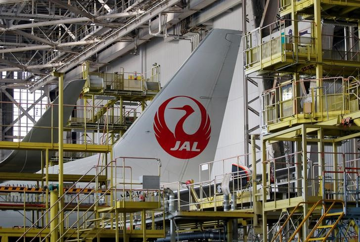 &copy; Reuters. １月４日の株式市場で、日本航空（ＪＡＬ）株が下げ渋っている。写真は同社のロゴ。２０１７年４月、羽田空港で撮影（２０２４年　ロイター／Toru Hanai）