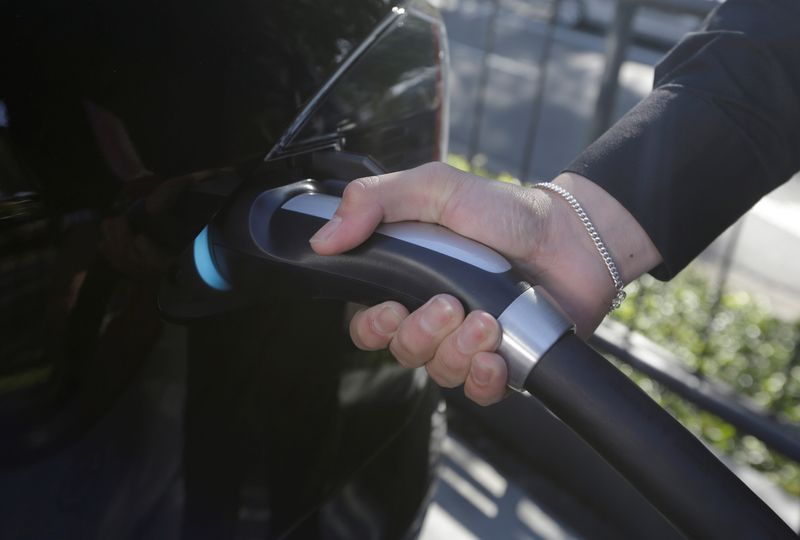 &copy; Reuters. A Tesla Model S electric car is charged by a supercharger at a Tesla electric car dealership in Sydney, Australia, May 31, 2017.  REUTERS/Jason Reed/File Photo