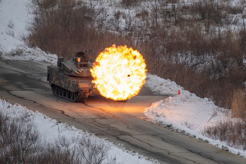 © Reuters. A South Korean army K1A2 tank takes part in a joint combat firing drill between South Korean and U.S. troops near the demilitarized zone separating two Koreas, in Pocheon, South Korea, January 2, 2024.   The Defense Ministry/Handout via REUTERS   
