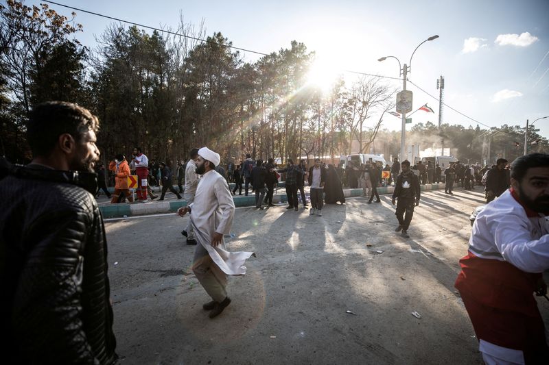 &copy; Reuters. Des personnes se rassemblent sur les lieux d'explosions lors d'une cérémonie organisée pour marquer la mort du défunt général iranien Qassem Soleimani, à Kerman, en Iran. /Photo prise le 3 janvier 2024/REUTERS/WANA