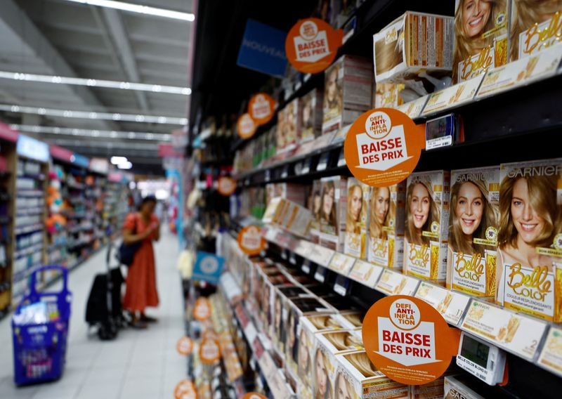&copy; Reuters. FILE PHOTO: Signs reading "Prices cut" are seen on shelves at a supermarket in Nice, France, June 15, 2023. REUTERS/Eric Gaillard/File Photo