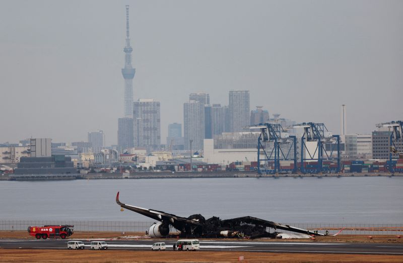 &copy; Reuters. Agentes investigan un avión Airbus A350 de Japan Airlines (JAL) incendiado tras una colisión con un avión de la Guardia Costera de Japón en el Aeropuerto Internacional de Haneda en Tokio, Japón, el 3 de enero de 2024.  REUTERS/Issei Kato