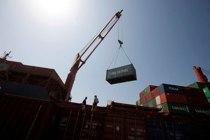 &copy; Reuters. FILE PHOTO: Workers look on as a ship uses its crane to unload containers at a container terminal at the Red Sea port of Hodeidah, Yemen November 16, 2016. Picture taken November 16, 2016.  REUTERS/Khaled Abdullah/File Photo