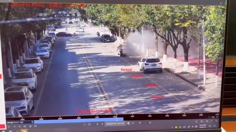 &copy; Reuters. Humo en una carretera después de una explosión causada por la caída de proyectiles de artillería en Nansan, provincia de Yunnan, China. Captura de pantalla obtenida de un vídeo de imágenes de vigilancia, publicado el 3 de enero de 2024. Vídeo obten