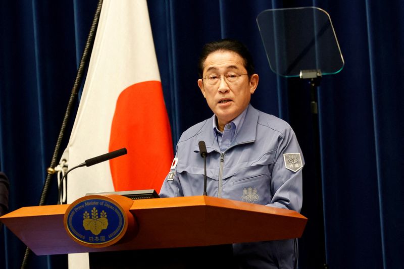 © Reuters. رئيس الوزراء الياباني فوميو كيشيدا خلال مؤتمر صحفي في طوكيو يوم الخميس. صورة لرويترز من ممثل لوكالات الأنباء.
