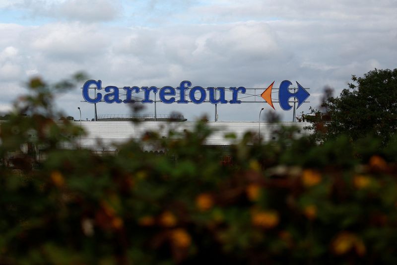 &copy; Reuters. A view shows the logo of French retailer Carrefour in front of a supermarket in Montesson near Paris, France, September 13, 2023. REUTERS/Sarah Meyssonnier/File Photo