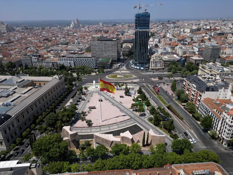 &copy; Reuters. Un drone mostra una bandiera spagnola in Plaza de Colon durante le elezioni generali a Madrid, Spagna, 23 luglio 2023. REUTERS/Guillermo Martinez
