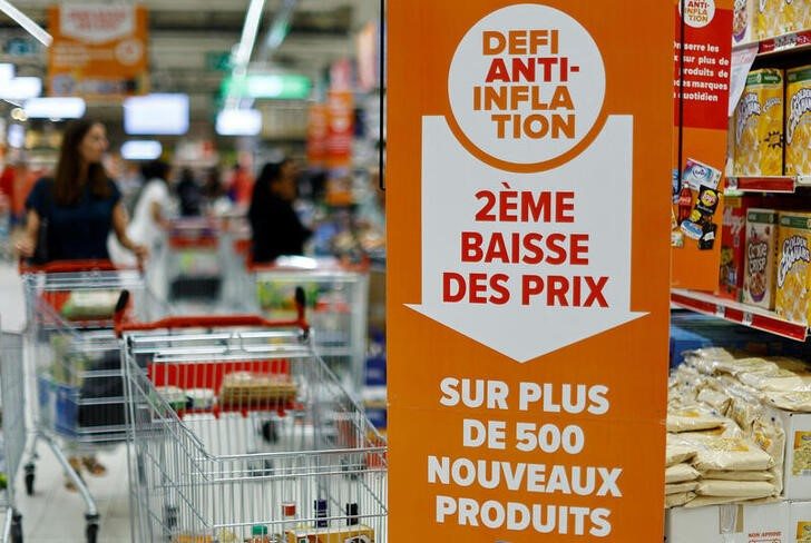 &copy; Reuters. FOTO DE ARCHIVO: Un cartel que dice "Desafío anti-inflación, segundo recorte de precios" se ve cerca de los estantes en un supermercado en Niza, Francia, 15 de junio de 2023.   REUTERS/Eric Gaillard/Archivos