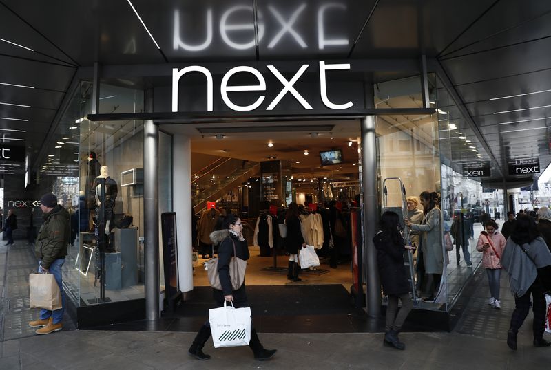 &copy; Reuters. FOTO DE ARCHIVO: Los peatones pasan por delante de una tienda Next en el centro de Londres, Reino Unido, el 3 de enero de 2017.  REUTERS/Stefan Wermuth