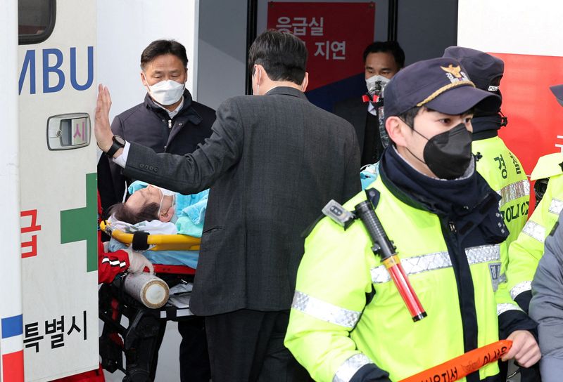 &copy; Reuters. Le chef du Parti démocrate d'opposition sud-coréen, Lee Jae-myung, arrive sur une civière à l'hôpital de l'Université nationale de Séoul après avoir été poignardé au cou par un homme non identifié lors de sa visite à Busan, à Séoul, en Cor