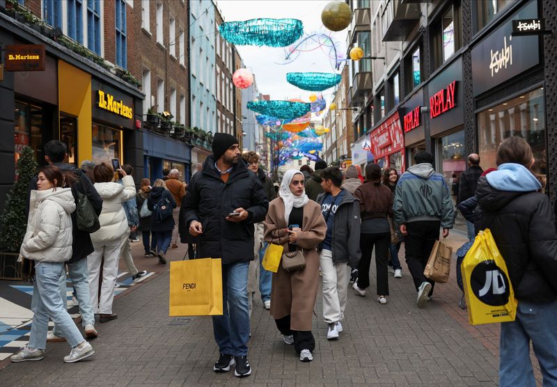 &copy; Reuters. FILE PHOTO: Shoppers walk along Carnaby Street during the Boxing Day sales, in London, Britain, December 29, 2023. REUTERS/Isabel Infantes/File Photo