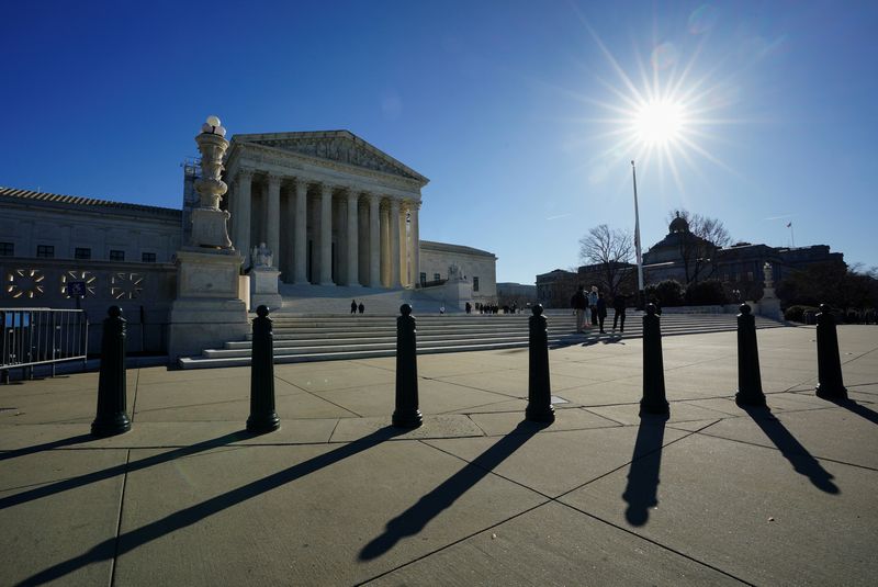 © Reuters. FILE PHOTO: The sun casts shadows as it rises over the U.S. Supreme Court in Washington, U.S., December 20, 2023. REUTERS/Kevin Lamarque