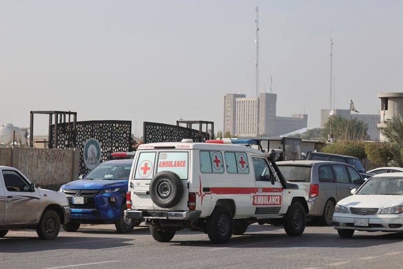 &copy; Reuters. Una ambulancia iraquí aparcada junto a un vehículo policial en una calle tras el ataque de un dron contra un cuartel general de la milicia apoyada por Irán en Bagdad, Irak. 4 de enero de 2024. REUTERS/Ahmed Saad