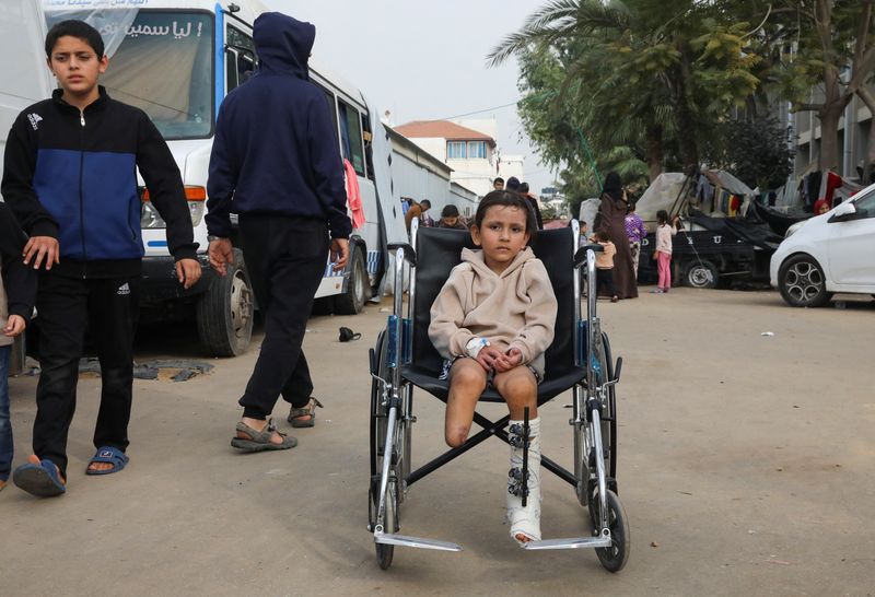 &copy; Reuters. La niña palestina Eman Al-Kholi, cuyo miembro fue amputado tras resultar herida en un ataque israelí que mató a sus padres, mira sentada en una silla de ruedas en el Hospital Europeo, en Rafah, en el sur de la Franja de Gaza. 28 de diciembre de 2023. R