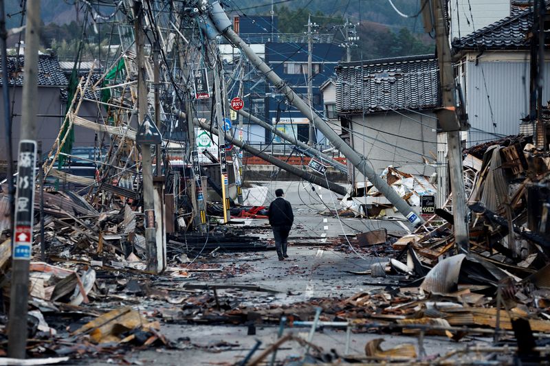 &copy; Reuters. Un hombre avanza por la calle Asaichi-dori, que se quemó debido a un incendio tras un terremoto, en Wajima, Japón. 4 de enero de 2024. REUTERS/Kim Kyung-Hoon