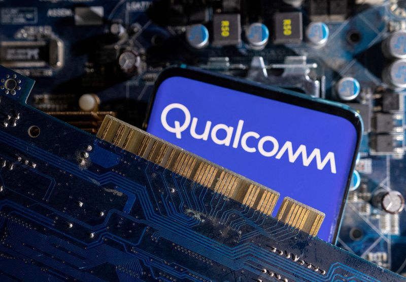 &copy; Reuters. FILE PHOTO: A smartphone with a displayed Qualcomm logo is placed on a computer motherboard in this illustration taken March 6, 2023. REUTERS/Dado Ruvic/Illustration/File Photo