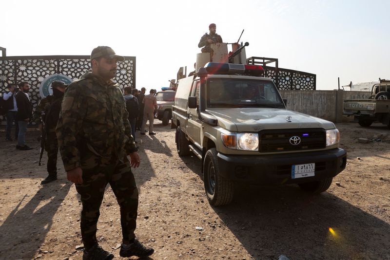 © Reuters. أفراد من جماعة شيعية مسلحة يجلسون في سيارة بعد هجوم بطائرة مسيرة على منشأة تستخدمها حركة النجباء العراقية يوم الخميس. تصوير: أحمد سعد - رويترز.