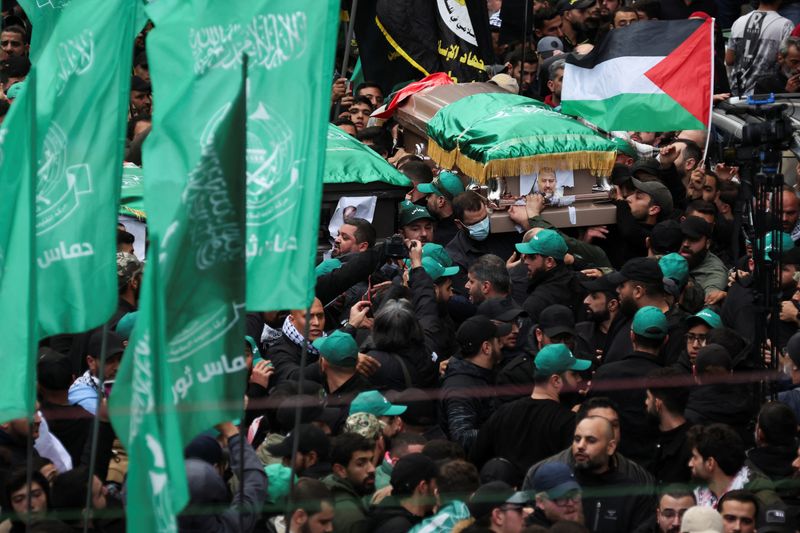 &copy; Reuters. Los dolientes se reúnen durante el funeral del jefe adjunto de Hamás, Saleh al-Arouri, quien fue asesinado por lo que fuentes de seguridad libanesas y palestinas dicen que fue un ataque con drones por parte de Israel en Beirut, Líbano, el 4 de enero de