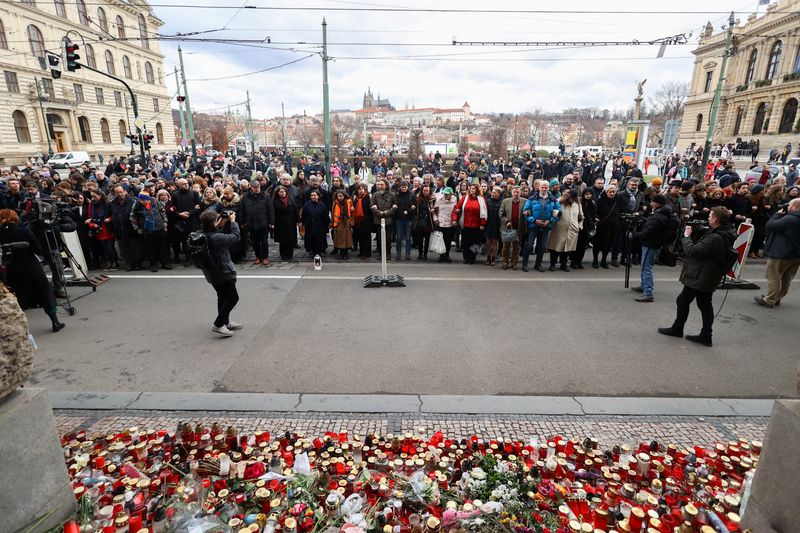 © Reuters. Students create a human chain in memory of victims of the shooting at Prague University, Prague, Czech Republic, January 4, 2024. REUTERS/Eva Korinkova