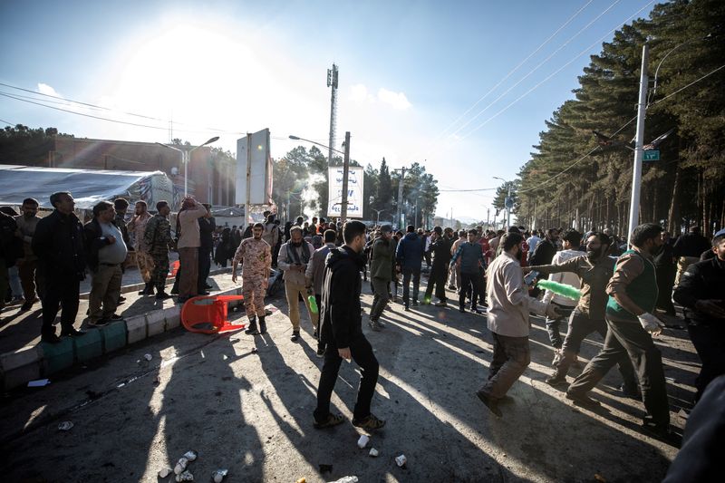 &copy; Reuters. Foto del miércoles de gente reunida en el lugar donde se produjeron dos explosiones en Kerman, Iran
Ene 3, 2024. WANA (West Asia News Agency) via REUTERS