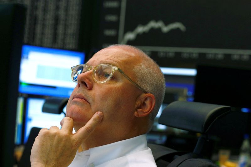 &copy; Reuters. Photo d'un trader qui réagit à la bourse de Francfort. /Photo prise le 24 juin 2016 à Francfort, Allemagne/REUTERS/Ralph Orlowski