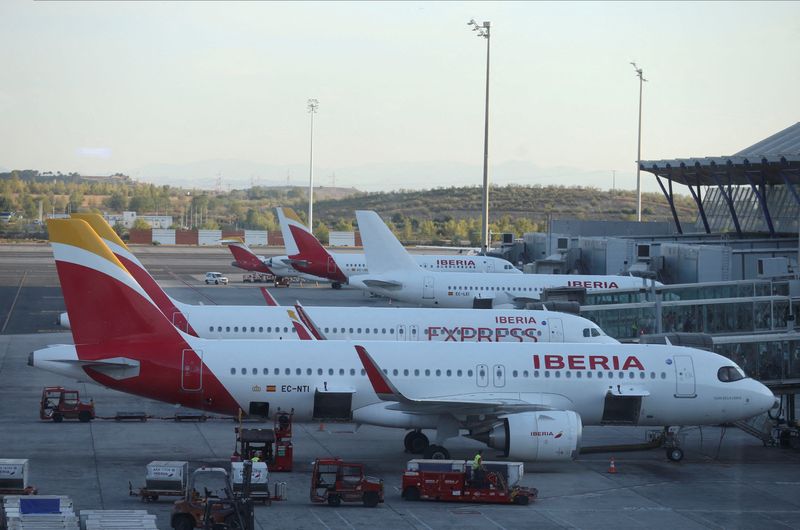 &copy; Reuters. FOTO DE ARCHIVO. Se ve un avión de Iberia Express en la pista del aeropuerto Adolfo Suárez Madrid-Barajas, en Madrid, España, el 27 de agosto de 2022. REUTERS/Isabel Infantes