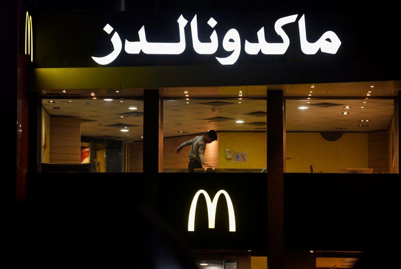 &copy; Reuters. A worker cleans a table in an empty McDonald's restaurant as a result of the boycott of Western brands in Egypt due to the Israeli bombardment in Gaza amid the ongoing conflict between Israel and the Palestinian Islamist group Hamas, in Cairo, Egypt, Nove