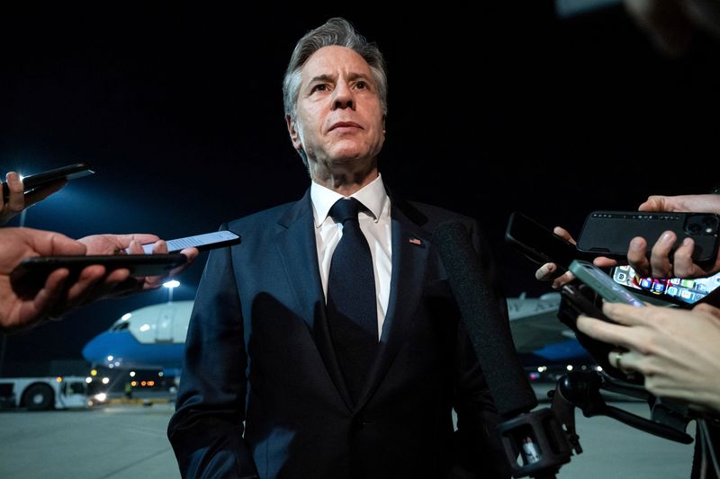 &copy; Reuters. US Secretary of State Antony Blinken speaks to the media prior to departure from Al Maktoum International Airport in Dubai, on December 1, 2023. The United States remains "intensely focused" on freeing hostages held in Gaza despite the resumption of the I