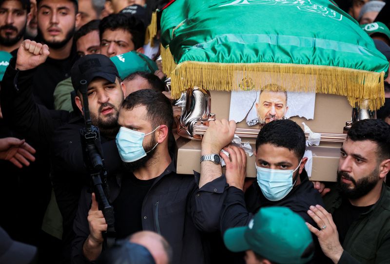 &copy; Reuters. مشيعون يحملون جثمان صالح العاروري القيادي بحركة حماس الذي قتل بحسب ما قالت مصادر أمنية لبنانية وفلسطينية إنه هجوم بطائرة مسيرة إسرائيلية ف