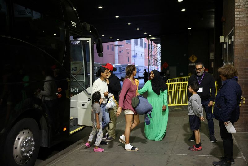 &copy; Reuters. Migrants arriving from Texas by bus disembark at the Port Authority bus terminal in New York City, U.S., May 10, 2023. REUTERS/Andrew Kelly/File Photo