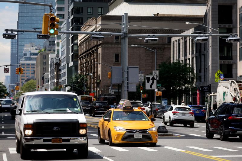 &copy; Reuters. A newly installed set of tolling mechanisms hang over West End Avenue at 61st Street in Manhattan, ahead of New York City’s planned congestion pricing program to charge drivers for entering the central business district as early as next year, in New Yor