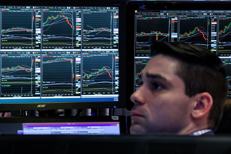 &copy; Reuters. متداول يعمل داخل بورصة نيويورك ويتابع حركة تداول الأسهم بها في يوم 27 أكتوبر تشرين الأول 2023. تصوير: برندان مكدرميد - رويترز.